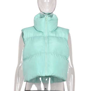 Detailansicht der minzgrünen Steppweste mit Stehkragen und praktischem Reißverschluss