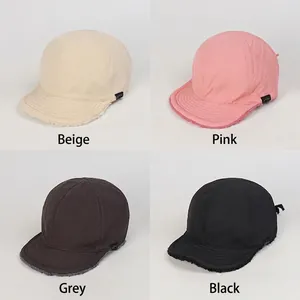 Berretto invernale reversibile in nylon e lana d'agnello disponibile in quattro colori