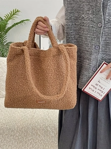 Borsa tote in pile marrone con grande capacità e consistenza morbida per l'inverno