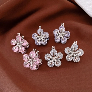 Vue détaillée de 6 mini pinces à cheveux fleur avec zircons roses, violets et blancs
