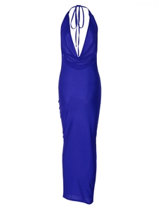 Détail de la robe maxi bleu roi à licou avec décolleté en V profond et taille cintrée