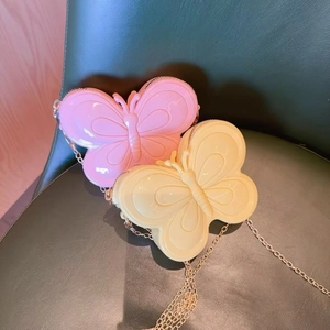 Détails des sacs papillon roses et jaunes en gelée avec bandoulières en chaîne dorée