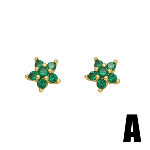 Dettaglio di orecchini a stella con placcatura in oro e sette pietre di zircone verde