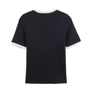 Vista posteriore di una t-shirt nera a maniche corte con elegante bordo di perle bianche
