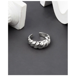 Macro detail of silver S925 croissant ring showing the twisted texture and mirror finish