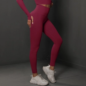 Détail de l'ensemble de yoga sans couture bordeaux avec haut à manches longues et leggings