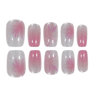 Unghie finte occhio di gatto rosa con glitter argento e motivo di fuochi d'artificio