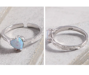 Dettaglio macro dell'anello in argento S925 con cuore di opale blu e trama martellata