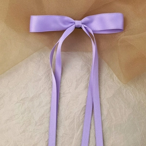 Barrette à cheveux avec nœud en satin lavande et longs rubans soyeux élégants
