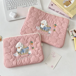 Funda rosa acolchada para portátil con diseño de corazones y bordado de perrito