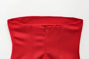 Détail du haut bandeau rouge en satin avec fermeture éclair invisible et texture lisse