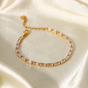 Détail d'un bracelet en acier inoxydable 18K avec zircons blancs rectangulaires et fermoir
