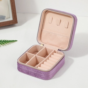 Draagbaar paars fluwelen juwelendoosje met ritssluiting en compacte reis organizer indeling