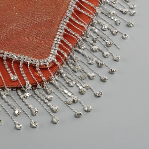 Completo due pezzi arancione bruciato con frange di strass scintillanti e tessuto operato
