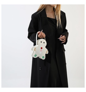 Détail du sac cadeau bonhomme en pain d'épices en feutre blanc avec boutons et bordure verte