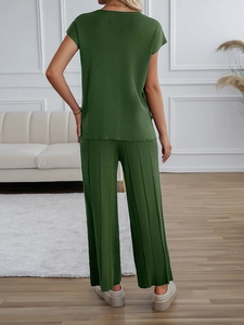 Rückansicht eines dunkelgrünen Stricksets mit Kurzarm-Oberteil und Plissee-Hose