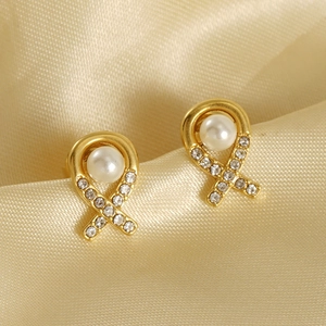 Boucles d'oreilles perles en or 18K avec cristaux sur fond de soie dorée
