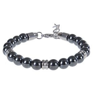 Détail de perles rondes noires de 8mm et fermoir mousqueton argenté sur le bracelet
