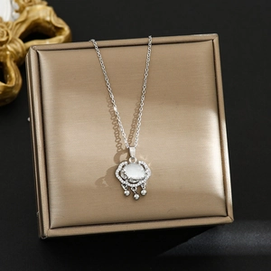 Dettaglio del ciondolo lucchetto Ruyi in argento con opale e micro-pavé di cristalli