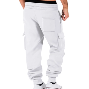 Vista detallada trasera de pantalones cargo de forro polar blanco con bolsillos grandes