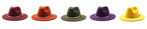 Détail de chapeaux fedora en feutre avec bandes beiges fines et boucles dorées