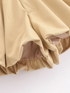 Vue détaillée du tissu sergé kaki présentant une texture plissée élégante et des coutures