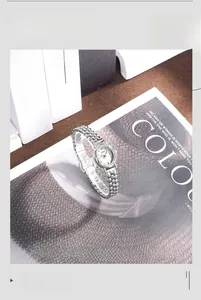 Elegante orologio GEDI argento con cinturino in metallo su una rivista