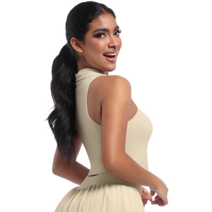 Détail d'un ensemble de sport beige comprenant un haut dos nu et une jupe plissée de tennis