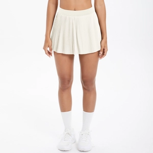 Gros plan d'une jupe de tennis plissée avec taille élastique large et texture crème