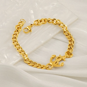 Bracciale a catena cubana dorata con chiusura ad ancora su marmo, gioielli lussuosi in acciaio