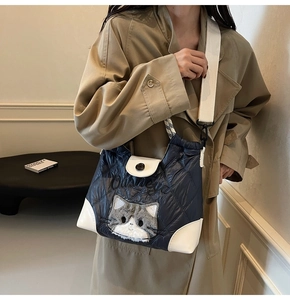 Gesteppte marineblaue Tragetasche mit Katzen-Aufnäher und breitem Riemen für den Alltag