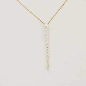 Collier en chaîne dorée avec pendentif vertical en perles dégradées sur fond blanc