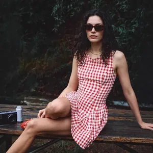 Robe vichy rouge sans manches avec taille cintrée et nœud pour un style champêtre chic