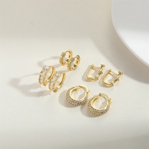 Set di quattro orecchini a cerchio vintage in oro con zirconi cubici lucidi