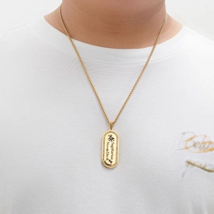 Collana con ciondolo Sagittario dorato e cristalli su una piastrina rettangolare