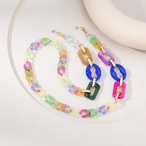 Dettaglio catena per occhiali in acrilico colorato con maglie opache e fermagli dorati