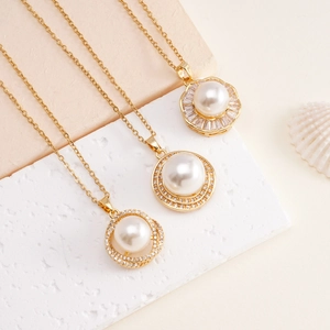 Eleganti collane di perle dorate con pendenti in zircone su uno sfondo minimalista