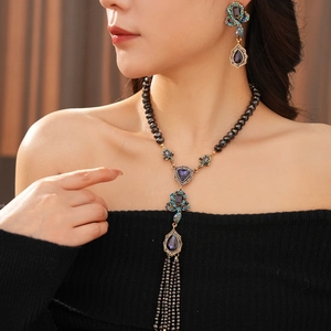 Détail du collier serpent vintage avec cristaux violets et perles de turquoise