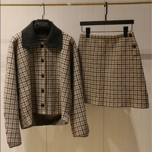 Ensemble deux pièces en laine mélangée à carreaux avec veste à revers et mini-jupe assortie