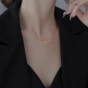 Elegant gold-plated necklace with a geometric curved pendant and central diamond-like zircon