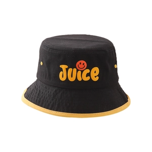Detail der Juice Stickerei und des Smileys auf dem schwarzen Baumwoll-Fischerhut