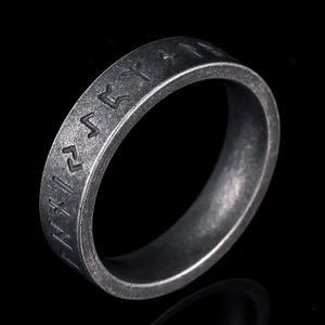 Vista macro dell'anello con rune vichinghe in argento antico con finitura invecchiata