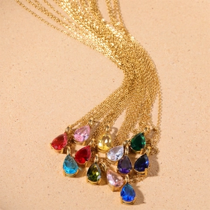 Collana con pendente a goccia in pietra preziosa placcata oro 18k e cristalli colorati