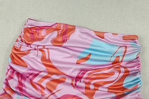 Detail der gerafften Taille bei einem Kleid mit abstraktem Blumendruck aus Stretch