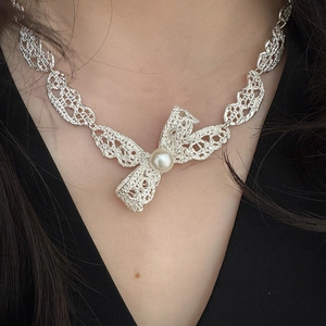 Collier Pendentif Nœud Dentelle Creuse En Alliage Avec Künstliche Perle Vintage Douce Chaîne De Clavicule Pour Femmes