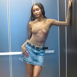 Détails du body en maille nude avec strass brillants et manches longues transparentes