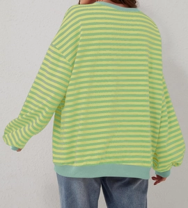 Dettaglio del retro che mostra la trama a righe gialle e verdi su questo top casual