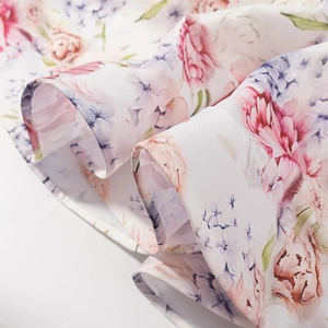 Ensemble deux pièces pour femme avec top court à fleurs roses et mini-jupe à volants