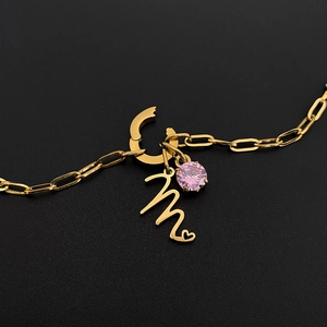 Elegante gouden titanium stalen armband met roze steen en een uniek hart M-hanger design