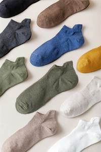 Detailansicht der bunten Baumwoll-Sneakersocken mit geripptem Fußgewölbe-Stützdesign